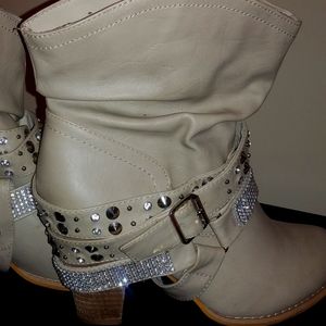 Size 9 Dolce by: Mojo Moxy cowboy rhinestone booties